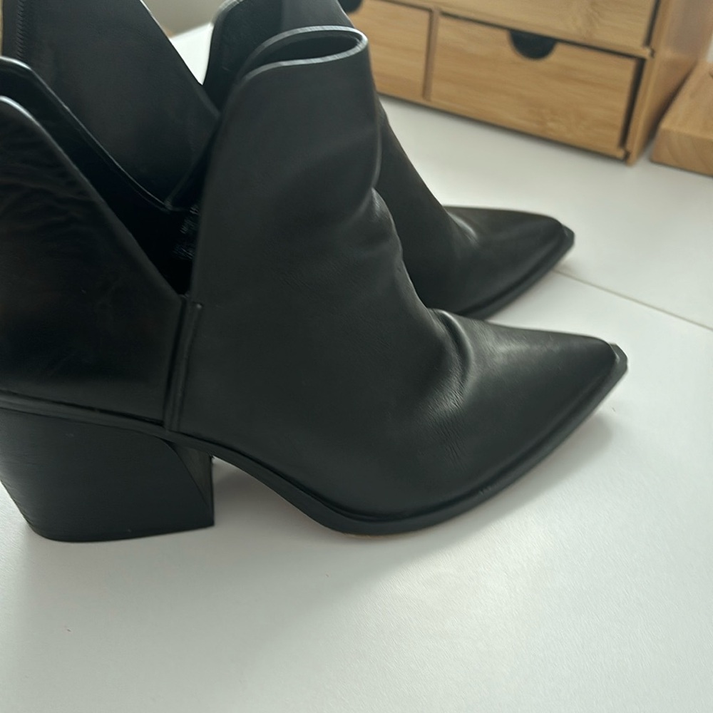 Steve Madden Alyse leather booties, comfortable and cute!